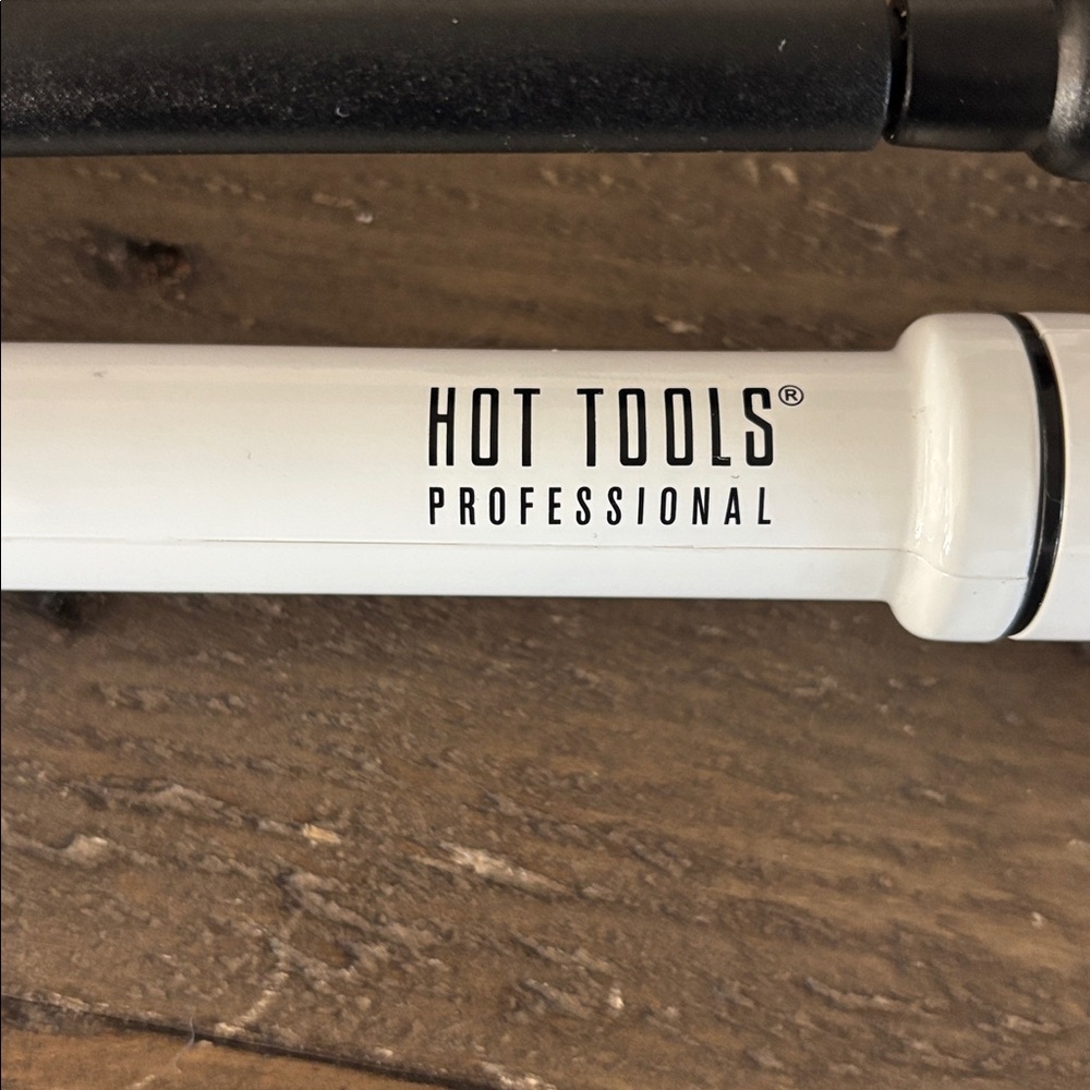 Hot Tools Professional HTBW1130 Nano Ceramic Rotating 1 1/4”  Handle up to 450* - Picture 3 of 9